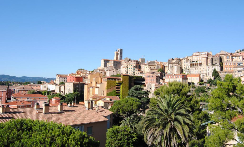 Grase et sa veille ville, ville d province, aux tuiles provençales , au dessus de Cannes. Ville d'art et d'histoire, elle est un Incontournable,de la Cote d'Azur. la ville de Grasse et ses nombreux lieux de creations de parfum